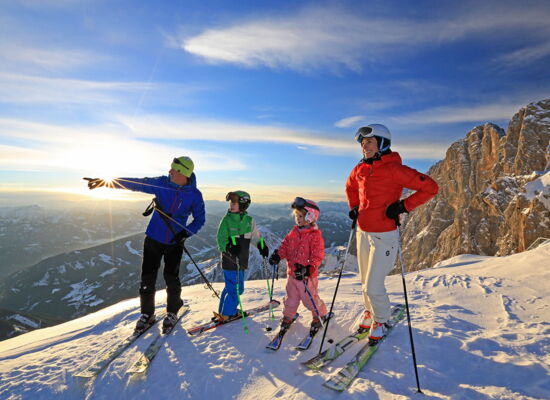 Mit Skiern auf fast 3000m - ein besonderes Erlebnis für Jung und Alt - der Dachstein Gletscher