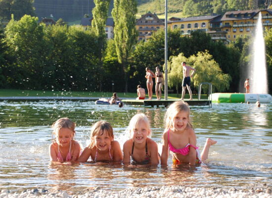 Der Badesee von Pichl sorgt für die nötige Abkühlung an heißen Sommertagen und macht richtig Spaß mit Kindern