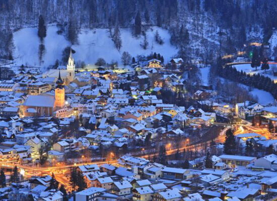 Blick auf die idyllische Stadt Schladming im Winter